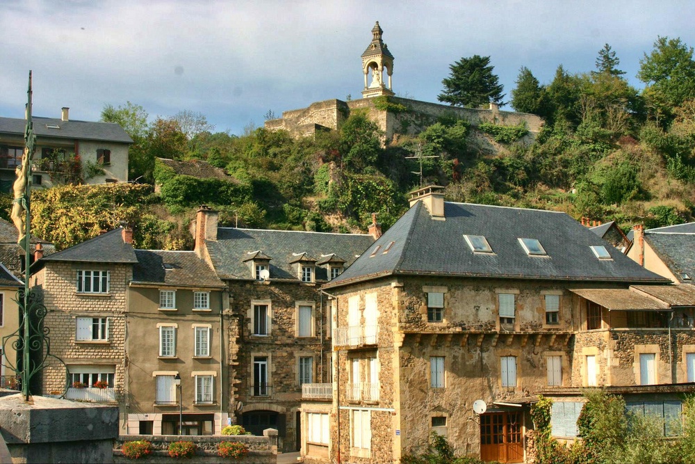 LE VILLAGE DE SAINT GENIEZ D ' OLT ( AVEYRON )