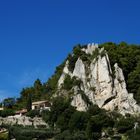 Le village de Séguret sous l´abri des falaises. Das Dorf Séguret unterhalb der Felsen