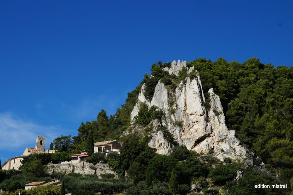 Le village de Séguret sous l´abri des falaises. Das Dorf Séguret unterhalb der Felsen