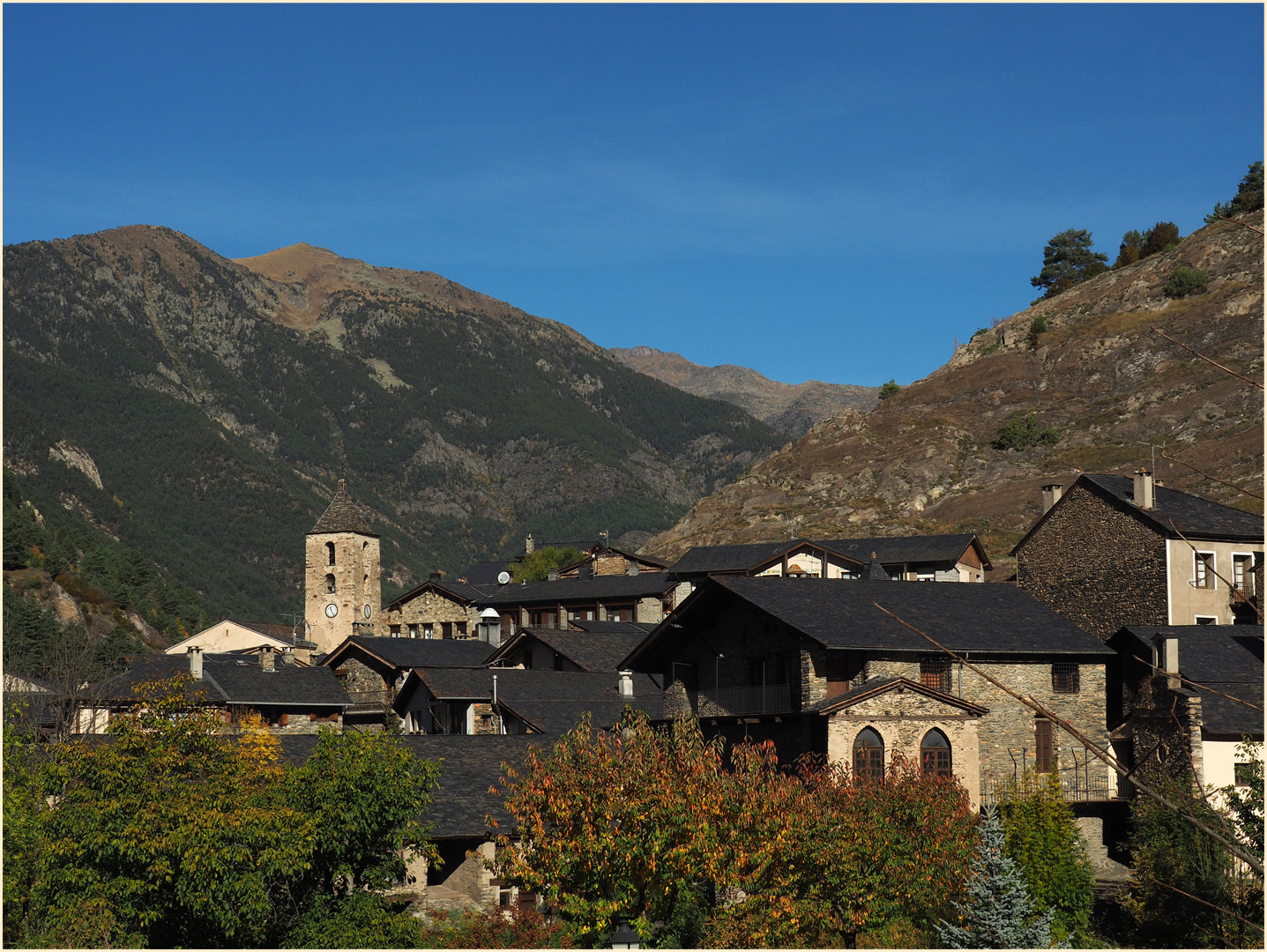 Le village d’Ordino à l‘automne  -- Andorre