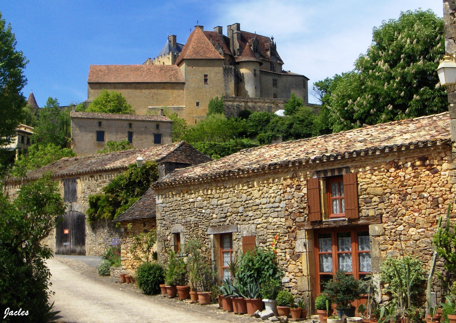 Le village et le chateau de Biron