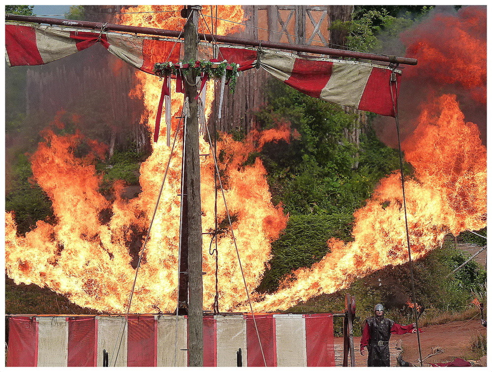 LE VILLAGE NORMAND est la proie des flammes .