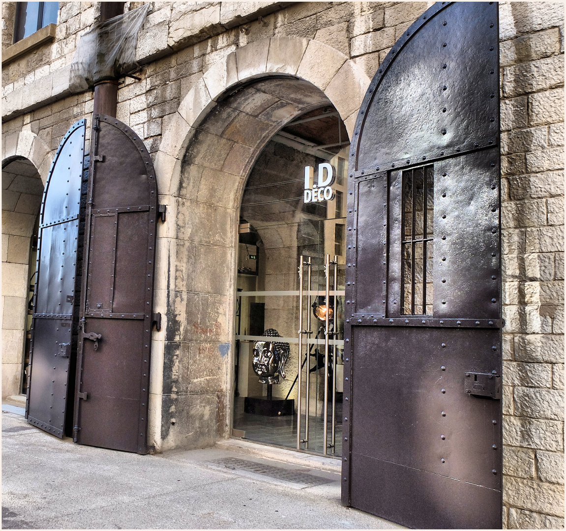 Le visage dans la vitrine