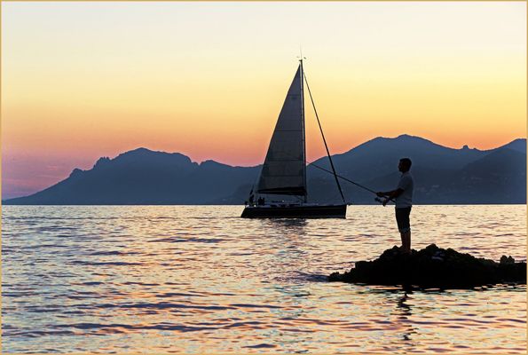 le voilier et le pêcheur ....
