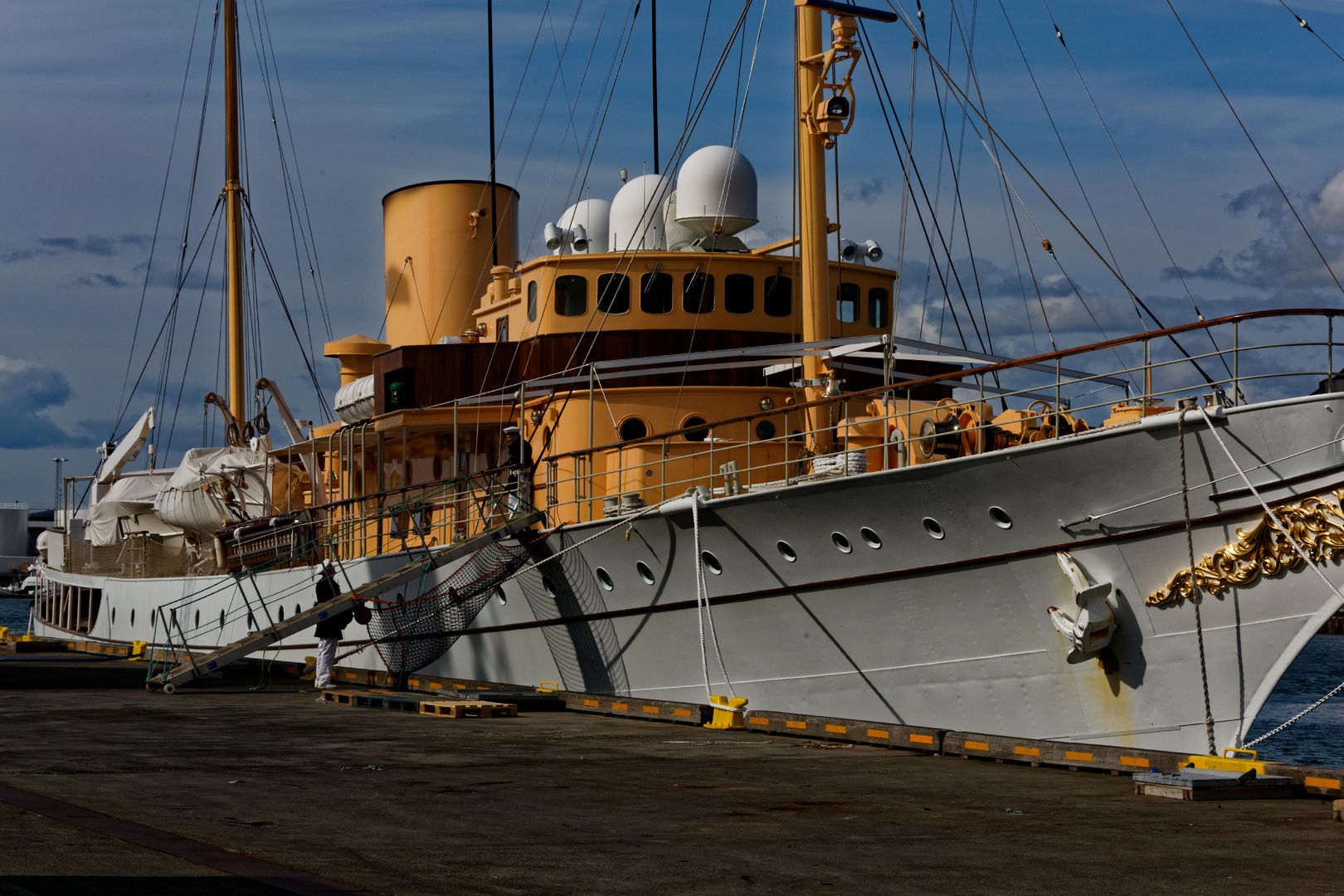 Le yacht royal du Danemark dans le port de Reykjavik.