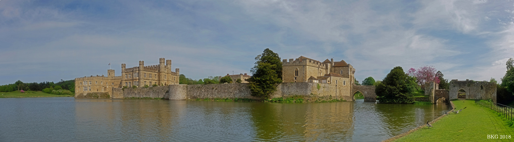 Leads Castle im Frühling als Panorama 