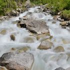 L'eau de la montagne qui s'entrechoque sur les pierres - Cascade de Lutour (65)