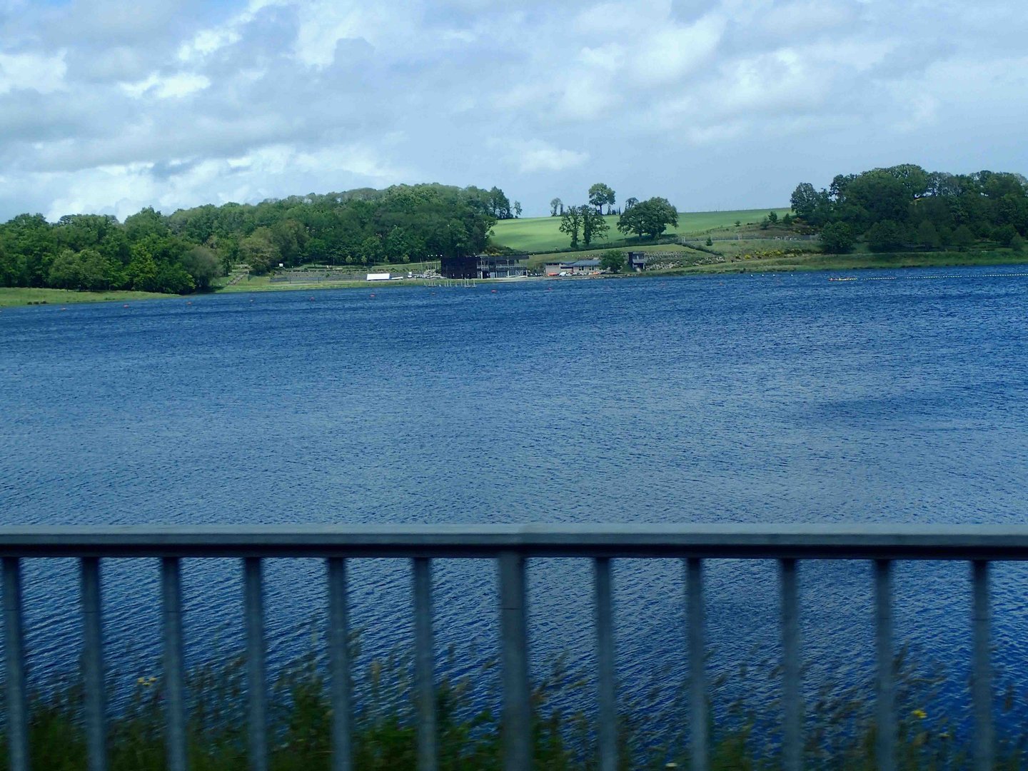 l'eau du lac se lance dans des bleus outremer...