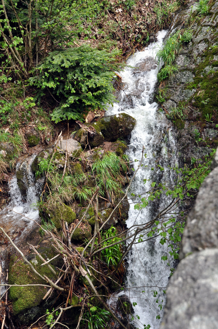 l'eau provient de la terre et tombe toujours de haut!