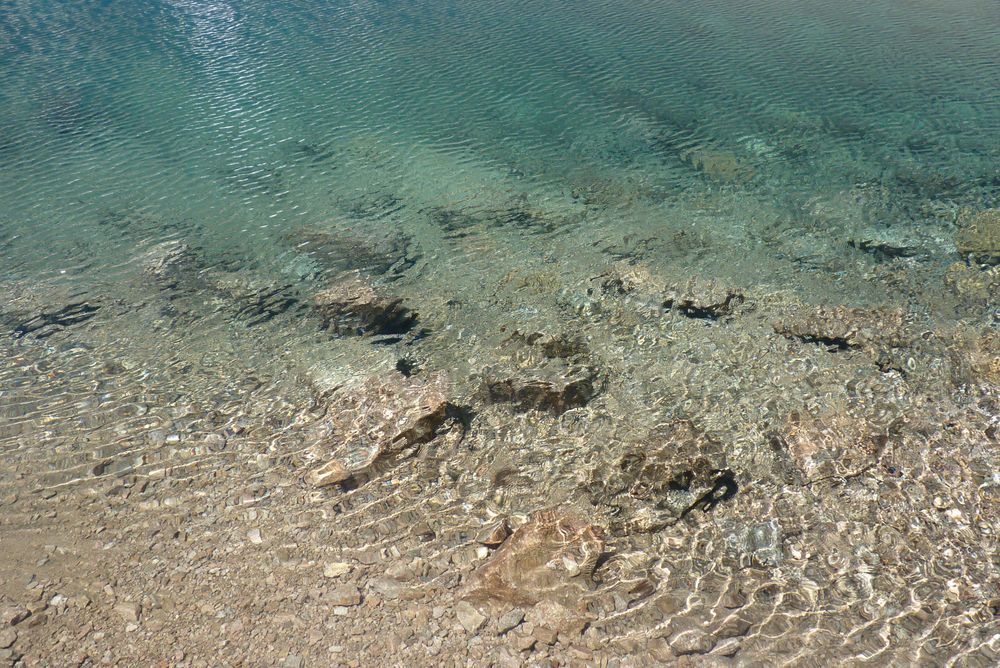 L'eau transparente du lac de Combeynot