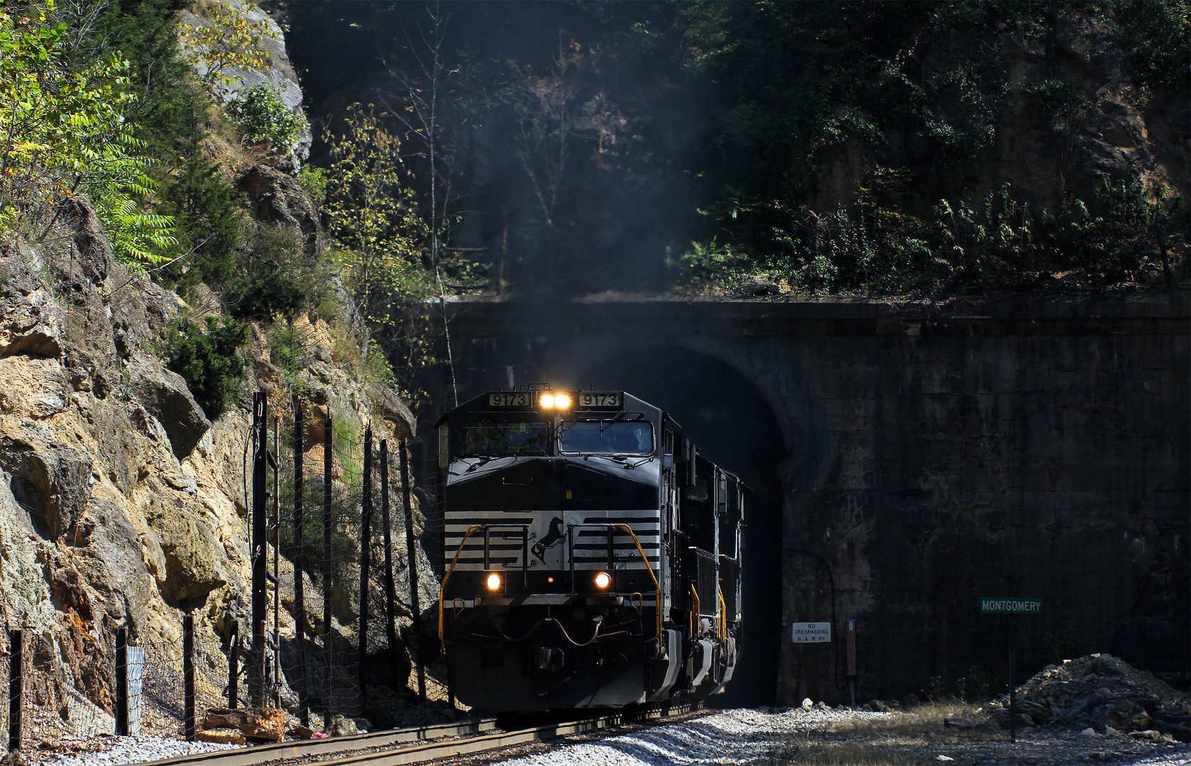 Leaving Montgomery - Norfolk & Southern Güterzug mit NS#9173 verlässt Montgomery Tunnel,VA,USA