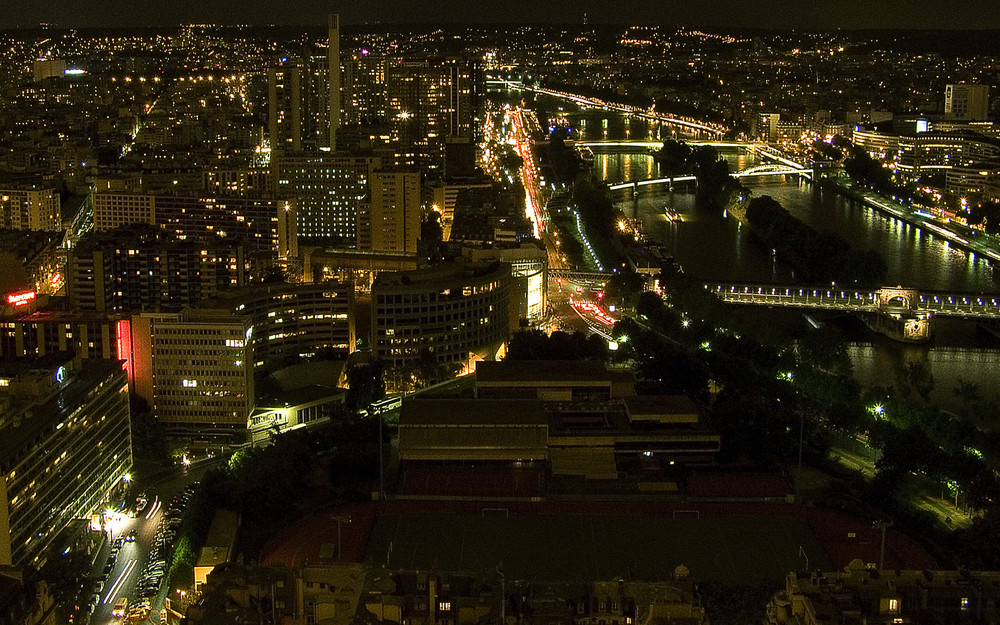 Leben an der Seine bei Nacht