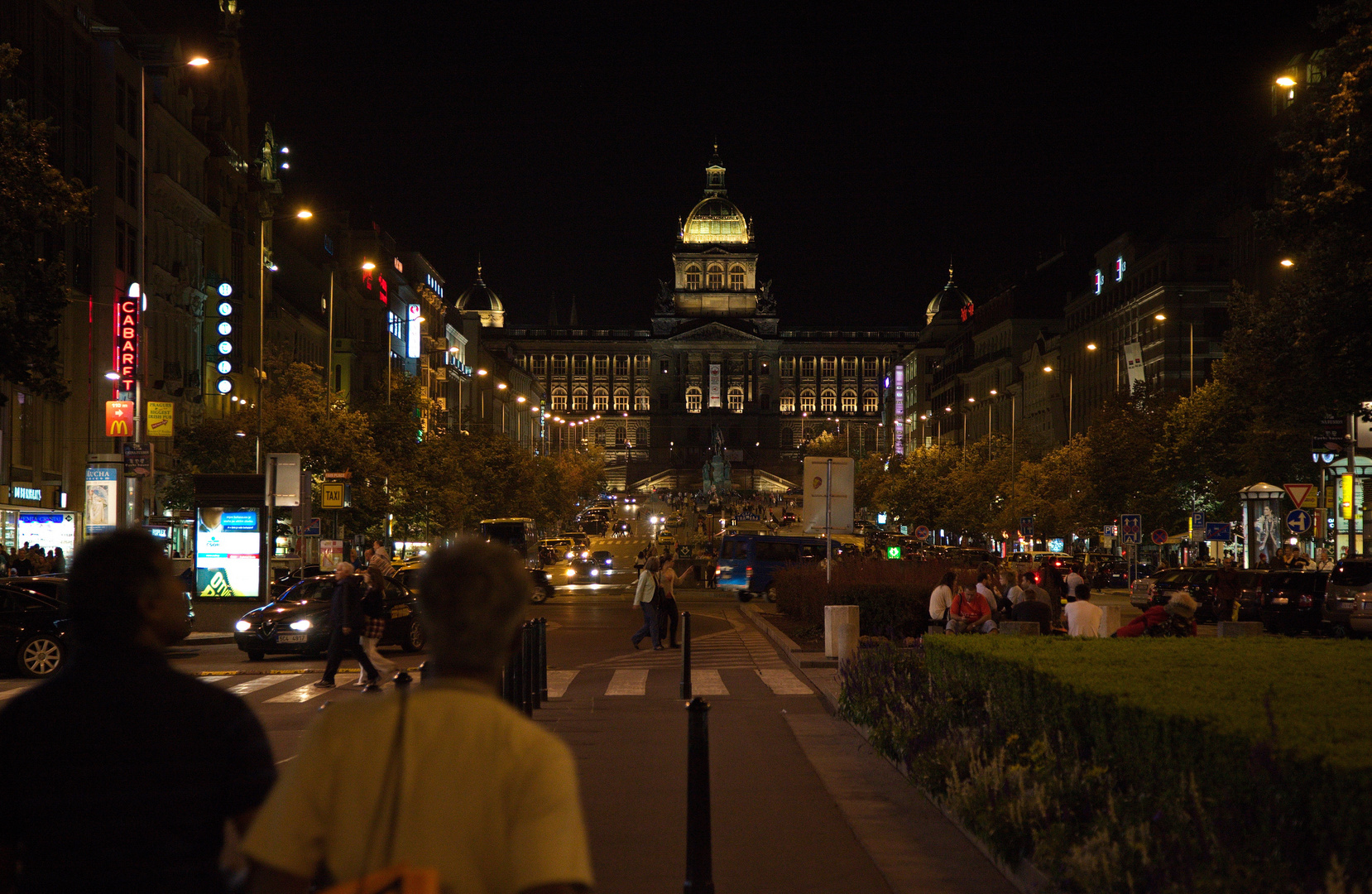 Leben auf dem Wenzelsplatz in Prag bei Nacht