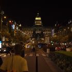 Leben auf dem Wenzelsplatz in Prag bei Nacht