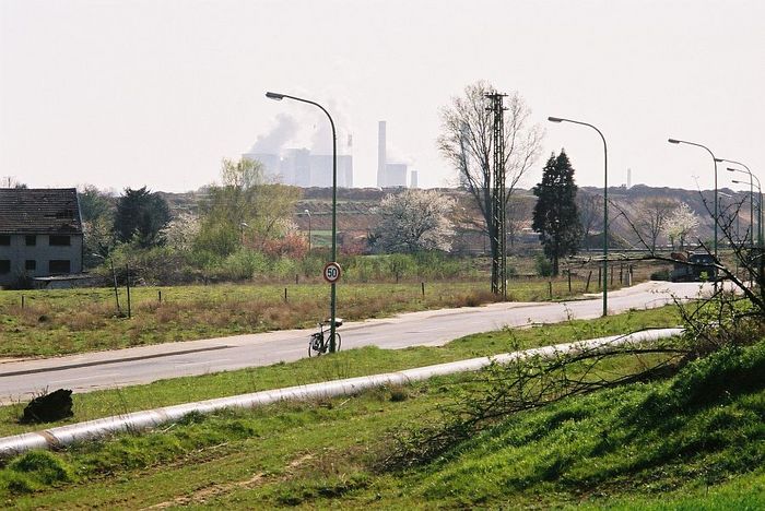 Leben mit dem Braunkohletagebau: Hausfreie Hauptstraße