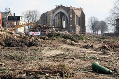 Leben mit dem Braunkohletagebau: Kirchhof Otzenrath nur noch roher Erdgrund