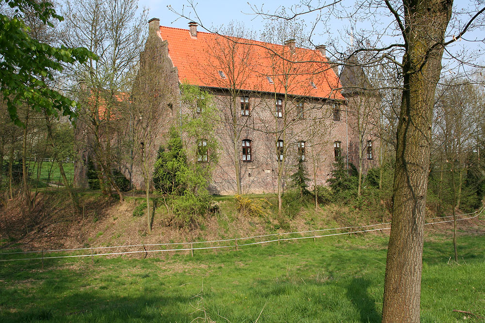 Leben mit dem Braunkohletagebau: Wasserschloss Haus Paland in Borschemich/Erkelenz auf dem Trockenen