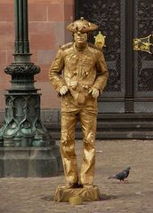 Lebende Statue in Gold