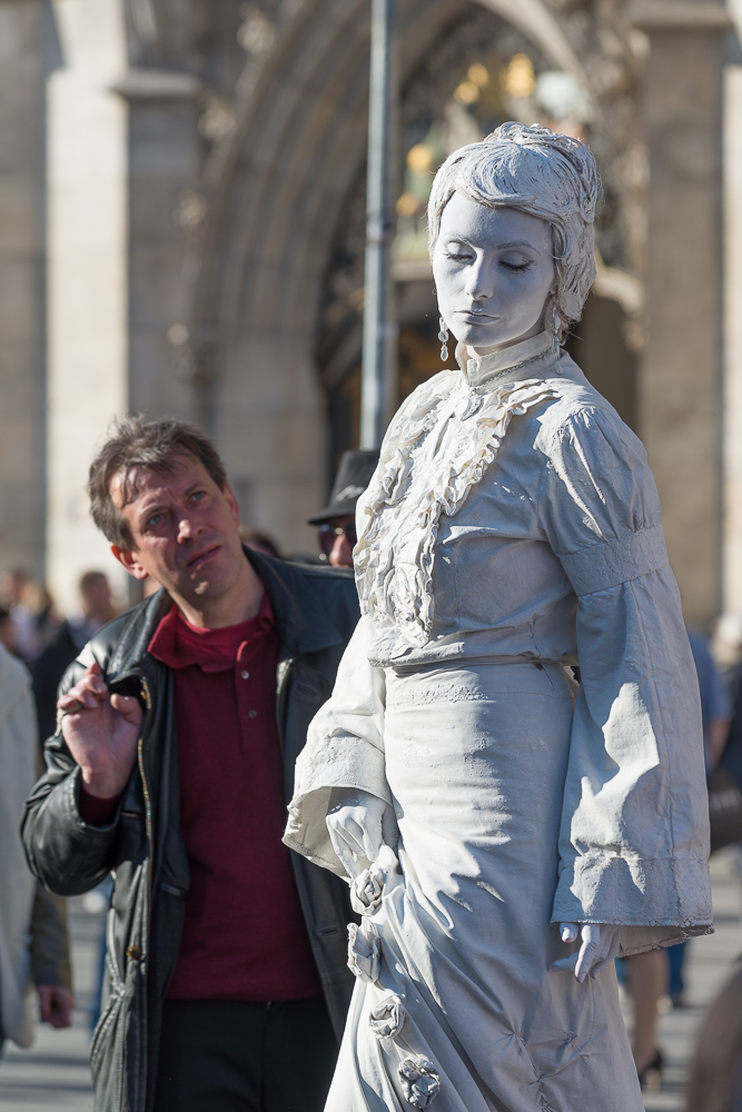 Lebende Statue in Weiß 02