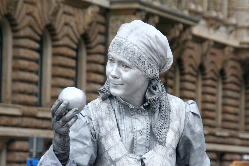 Lebende Statue vor dem Hamburger Rathaus
