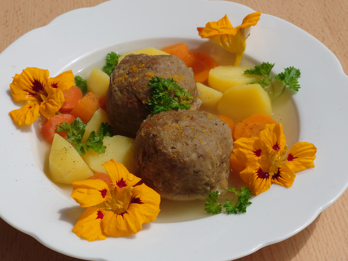 Leberknödelsuppe mit Gemüse und Kapuzinerkresse