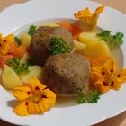 Leberknödelsuppe mit Gemüse und Kapuzinerkresse