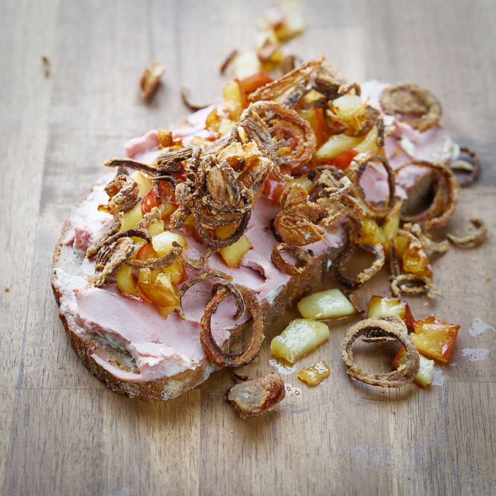 Leberwurstbrot mit karamelisierten Äpfeln und Röstzwiebeln Foto &amp; Bild ...