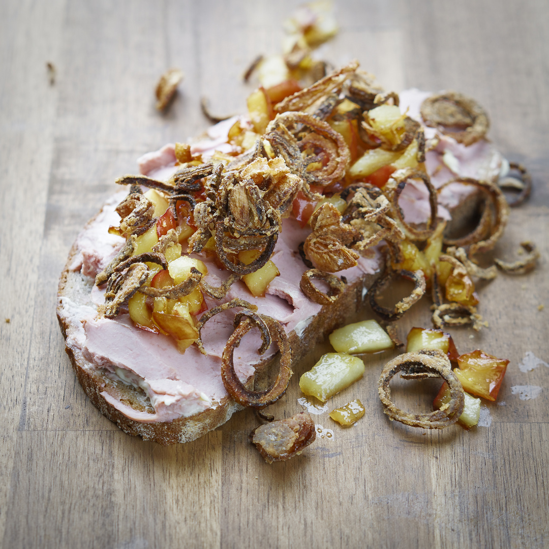 Leberwurstbrot mit karamelisierten Äpfeln und Röstzwiebeln Foto &amp; Bild ...