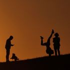 Lebhaftes Familientreiben vor dem Sonnenuntergang