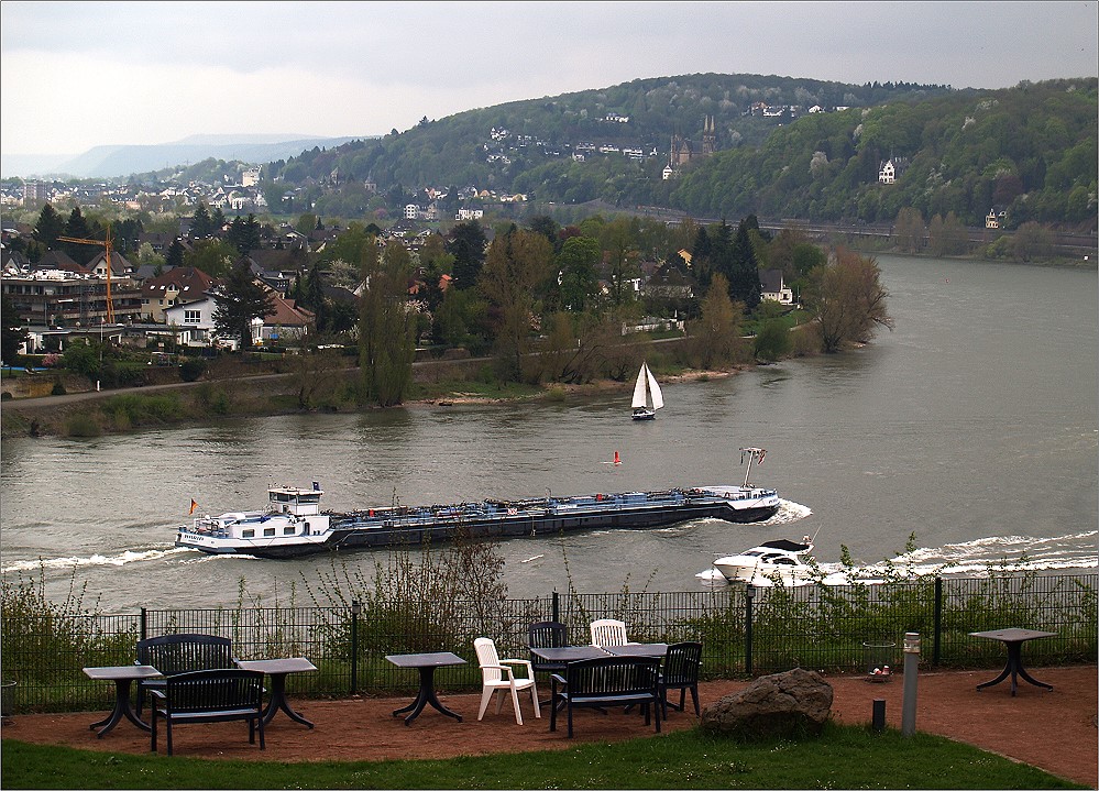 Lebhaftes Treiben auf dem Rhein