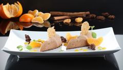 Lebkuchen Parfait mit Nusskrokant, Nougat Sauce zweierlei von der Mandarine mit "Yuzu"