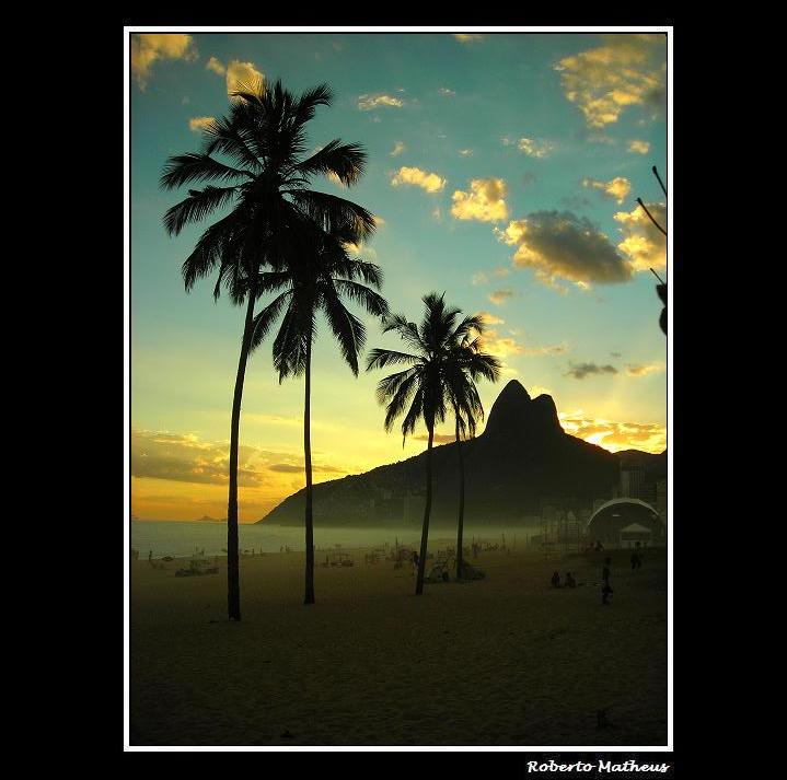 Leblon Sunset and Public Show Dome / Series: Silhouettes and Life in Rio.