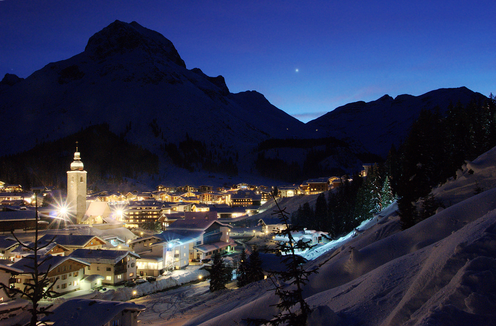 Lech am Arlberg und das Omeshorn zur blauen Stunde