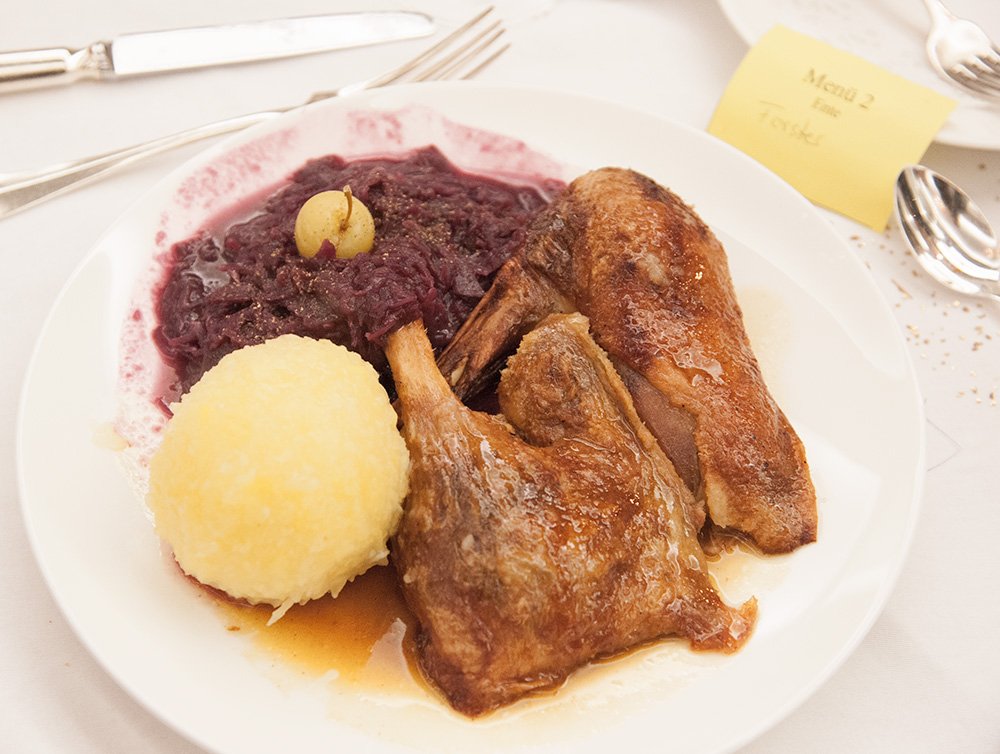 Lecker Ente mit Rotkraut und Knödel