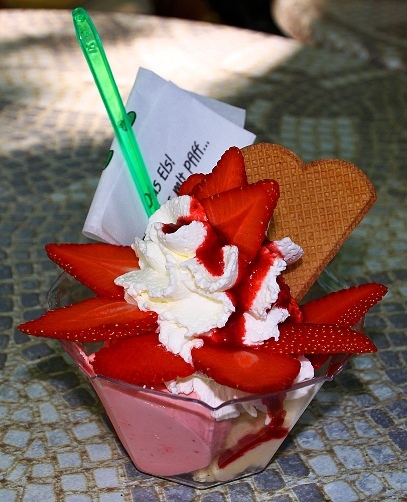 .. lecker Erdbeerbecher Foto &amp; Bild | allerlei, motive Bilder auf ...