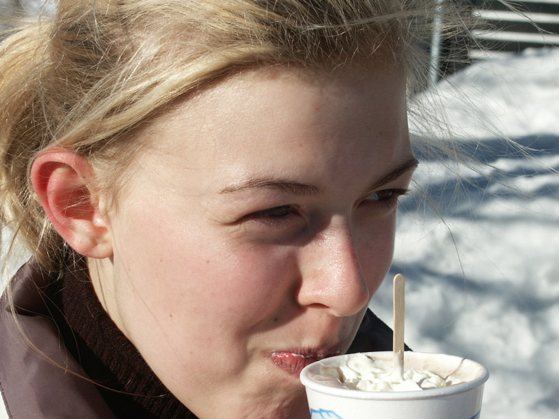 Lecker, so eine heiße Schokolade mit Sahne in der Wintersonne