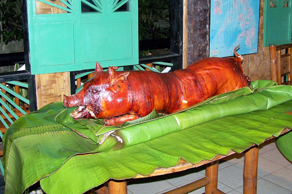 Leckeres Schwein auf Palmenblättern