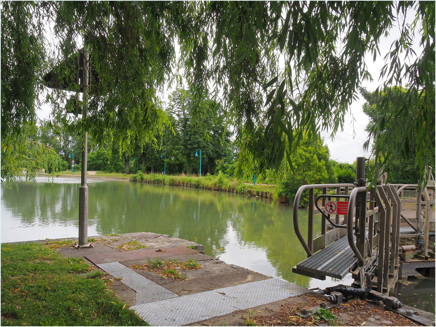 L’écluse à la sortie du Pont-Canal