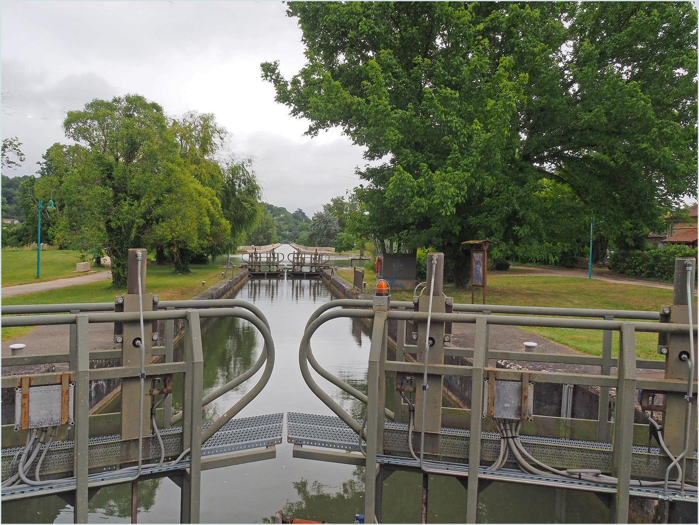 L’écluse ouest du pont-canal d‘Agen