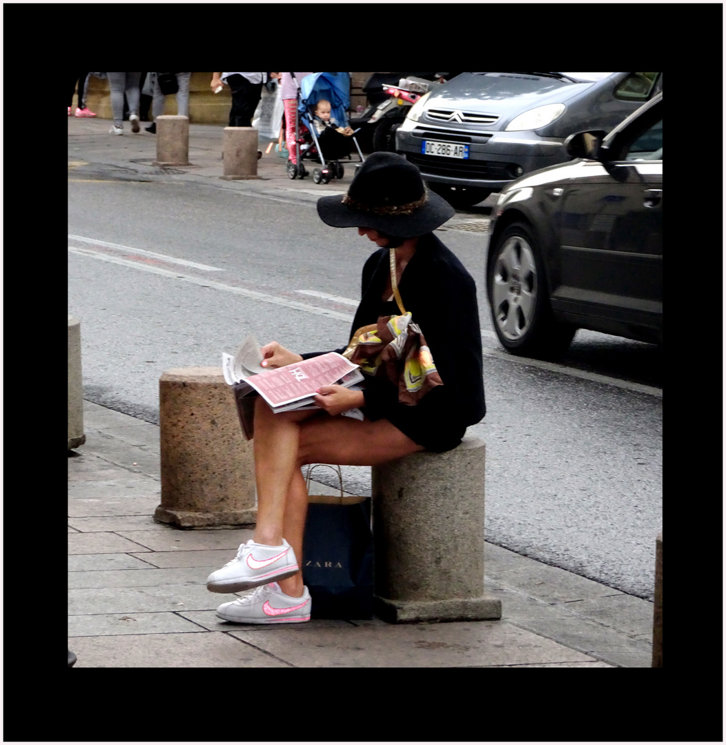 lecture de rue en chapeau de feutre