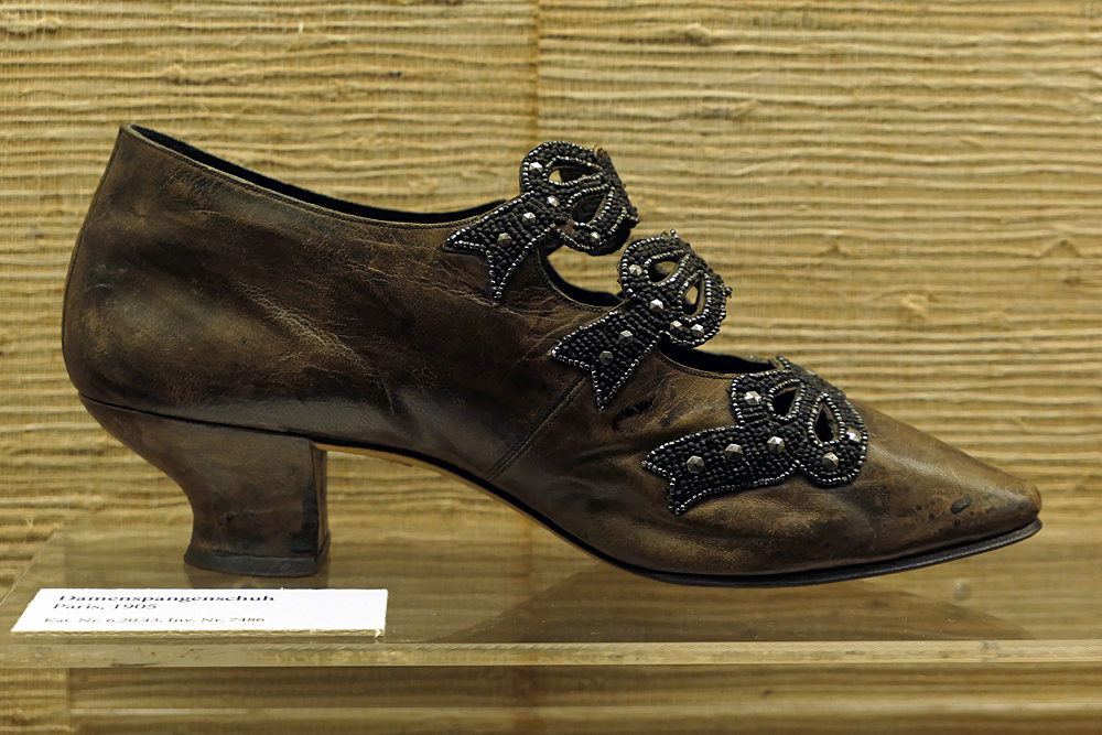 Ledermuseum Offenbach: Damen – Spangen – Schuhe