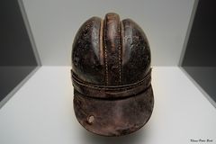 Lederner Helm