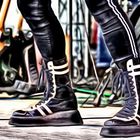 Lederstiefel eines Rockmusikers