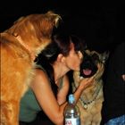 ledy&dogs-kiss