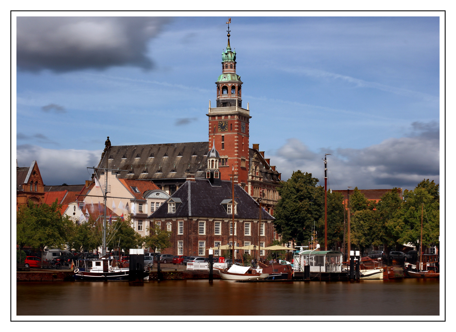 Leer Rathaus und Hafen