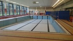 Leer-Schwimmbecken