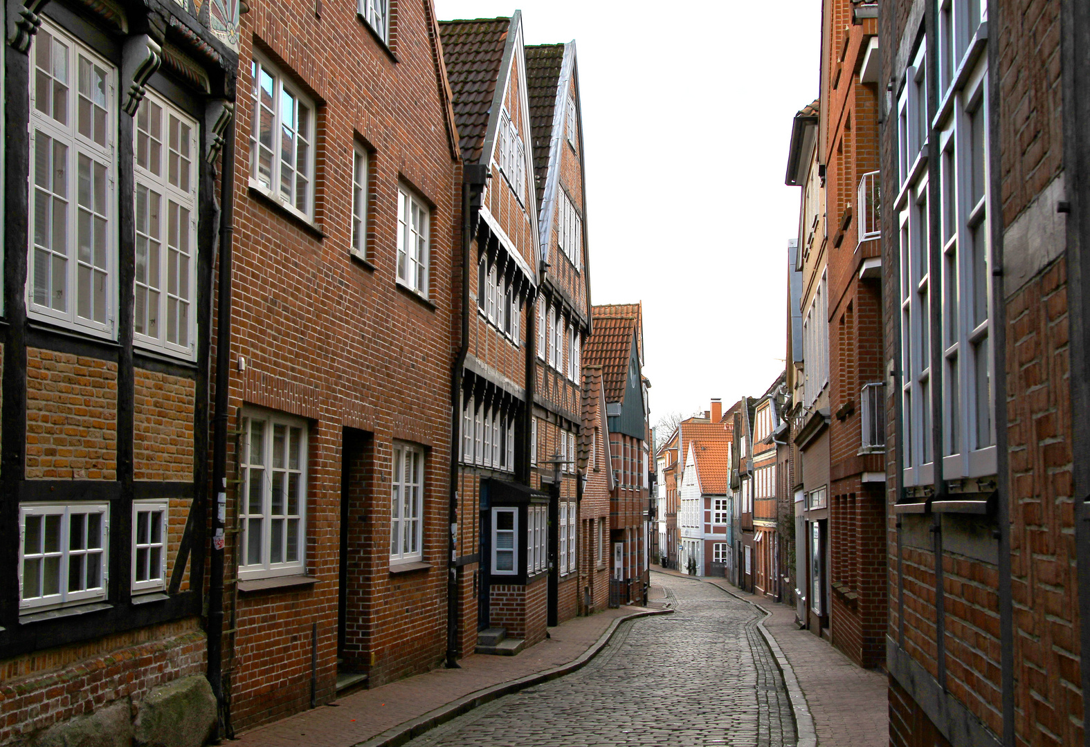 Leere am Neujahrsmorgen in einer Gasse in Stade