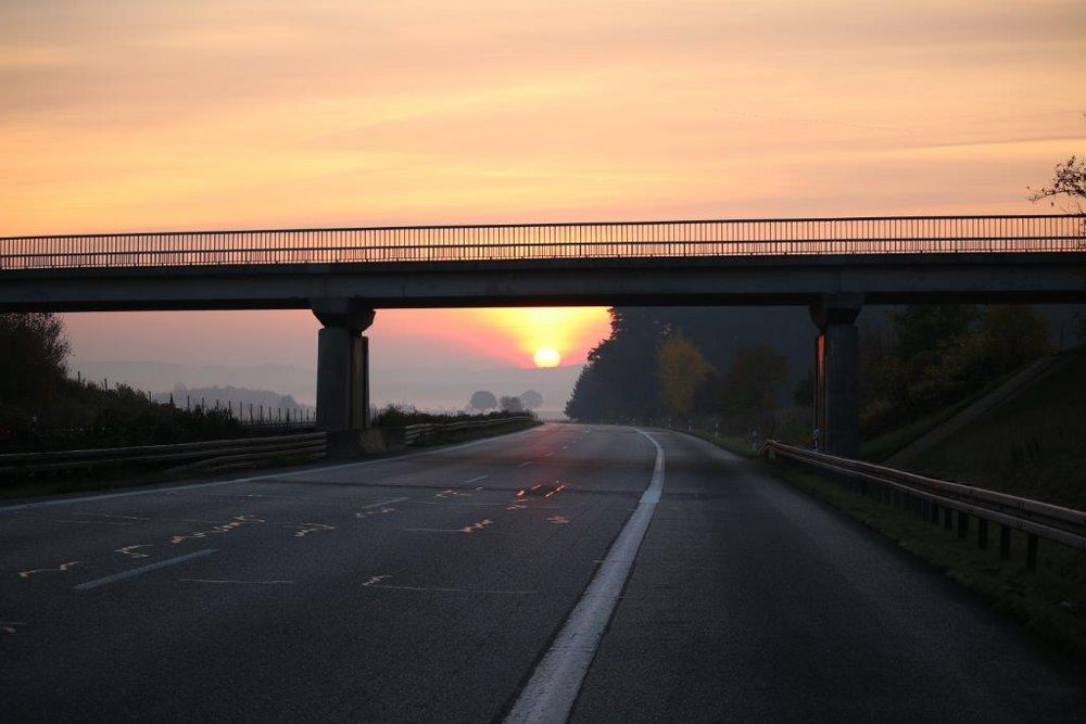 Leere Autobahn am Morgen