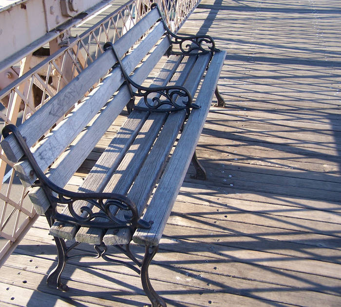 Leere Bank auf der Brooklyn Bridge