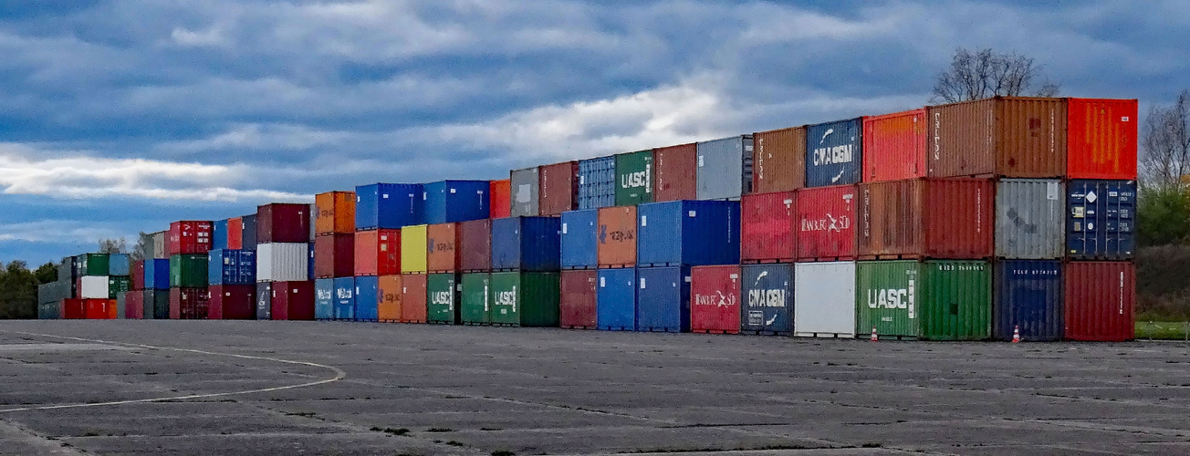 Leere Container auf Flugplatz